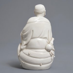 Deux figures d'un Luohan et de Guanyin au servant en porcelaine blanc de Chine de Dehua, 19ème — photo 4