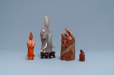 Deux figures en agate et deux sceaux en stéatite rouge de Shoushan, Chine, 19/20ème