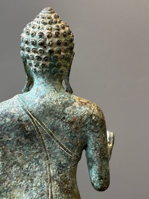 Deux figures en bronze d'un bodhisattva debout, Java central, 11/13ème — photo 12