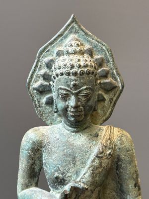 Deux figures en bronze d'un bodhisattva debout, Java central, 11/13ème — photo 13