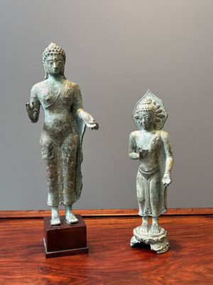Deux figures en bronze d'un bodhisattva debout, Java central, 11/13ème — photo 2