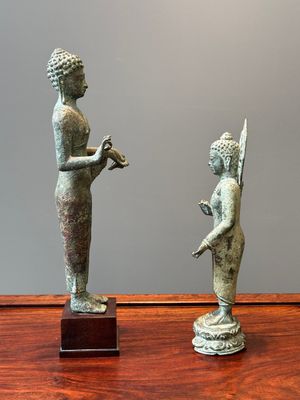 Deux figures en bronze d'un bodhisattva debout, Java central, 11/13ème — photo 3