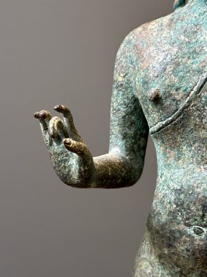 Deux figures en bronze d'un bodhisattva debout, Java central, 11/13ème — photo 7