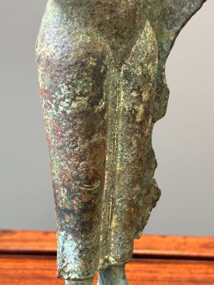 Deux figures en bronze d'un bodhisattva debout, Java central, 11/13ème — photo 9