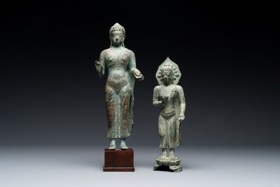 Deux figures en bronze d'un bodhisattva debout, Java central, 11/13ème