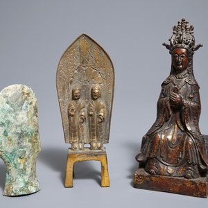Deux figures en bronze et un fragment de hache, Han et Ming ou après — photo 1