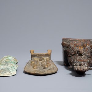 Deux figures en bronze et un fragment de hache, Han et Ming ou après — photo 7