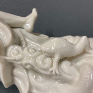Deux figures en porcelaine blanc de Chine figurant Liu Hai et Guanyin, Kangxi — photo 11