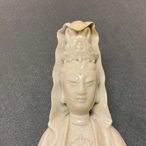 Deux figures en porcelaine blanc de Chine figurant Liu Hai et Guanyin, Kangxi — photo 13