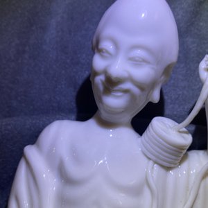 Deux figures en porcelaine blanc de Chine figurant Liu Hai et Guanyin, Kangxi — photo 24