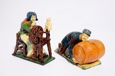 Deux figures en poterie flamande d'une dentellière et d'un tonnelier, prob. ateliers de Laigneil, 20ème