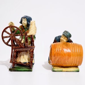 Deux figures en poterie flamande d'une dentellière et d'un tonnelier, prob. ateliers de Laigneil, 20ème — photo 3