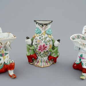 Deux figures et un vase d'applique en porcelaine de Chine famille rose, 18/19ème — photo 1
