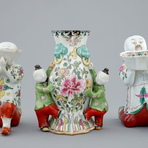 Deux figures et un vase d'applique en porcelaine de Chine famille rose, 18/19ème — photo 2