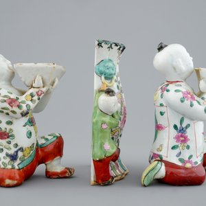 Deux figures et un vase d'applique en porcelaine de Chine famille rose, 18/19ème — photo 3