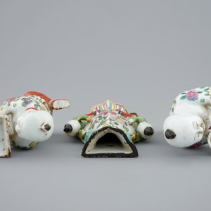 Deux figures et un vase d'applique en porcelaine de Chine famille rose, 18/19ème — photo 6