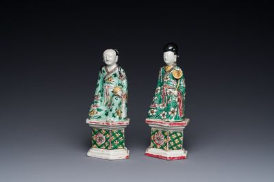 Deux figures sur socles en biscuit émaillé verte, Chine, Kangxi
