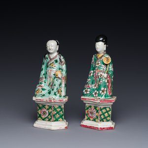 Deux figures sur socles en biscuit émaillé verte, Chine, Kangxi — photo 1
