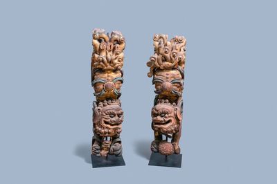 Deux fragments de colonnes en bois doré et polychromé figurant des lions bouddhistes, Chine, 18/19ème