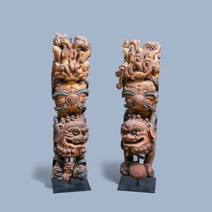 Deux fragments de colonnes en bois doré et polychromé figurant des lions bouddhistes, Chine, 18/19ème — photo 1