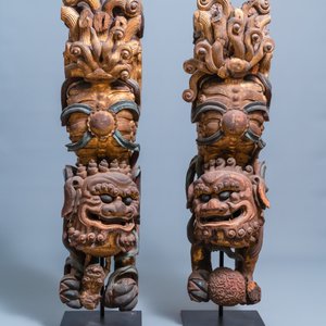 Deux fragments de colonnes en bois doré et polychromé figurant des lions bouddhistes, Chine, 18/19ème — photo 2