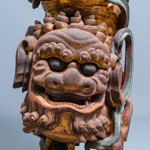 Deux fragments de colonnes en bois doré et polychromé figurant des lions bouddhistes, Chine, 18/19ème — photo 9