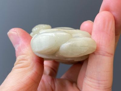 Deux garçons debout sculptés en jade blanc et céladon, Chine, Qing — photo 14