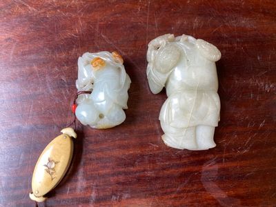 Deux garçons debout sculptés en jade blanc et céladon, Chine, Qing — photo 2