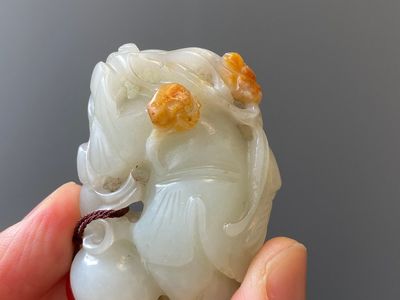 Deux garçons debout sculptés en jade blanc et céladon, Chine, Qing — photo 4