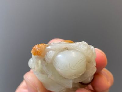 Deux garçons debout sculptés en jade blanc et céladon, Chine, Qing — photo 5