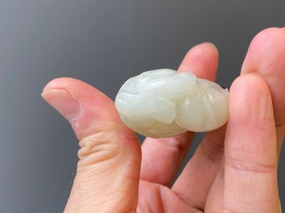 Deux garçons debout sculptés en jade blanc et céladon, Chine, Qing — photo 6