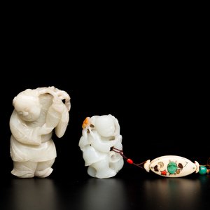 Deux garçons debout sculptés en jade blanc et céladon, Chine, Qing — photo 1