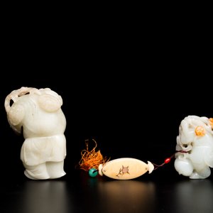 Deux garçons debout sculptés en jade blanc et céladon, Chine, Qing — photo 2
