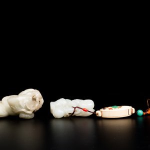 Deux garçons debout sculptés en jade blanc et céladon, Chine, Qing — photo 3