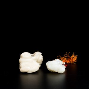 Deux garçons debout sculptés en jade blanc et céladon, Chine, Qing — photo 5