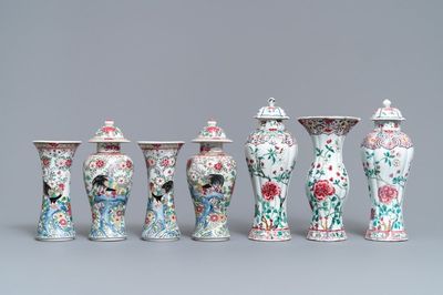 Deux garnitures de vases en porcelaine de Chine famille rose, Qianlong et 19ème