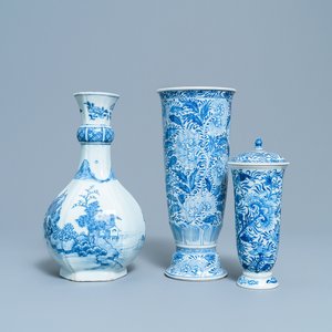 Deux gobelets et un vase de forme bouteille en porcelaine de Chine en bleu et blanc, Kangxi/Qianlong — photo 1