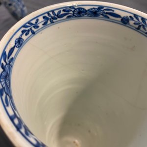 Deux gobelets et un vase de forme bouteille en porcelaine de Chine en bleu et blanc, Kangxi/Qianlong — photo 11