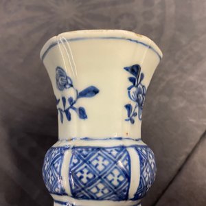 Deux gobelets et un vase de forme bouteille en porcelaine de Chine en bleu et blanc, Kangxi/Qianlong — photo 23
