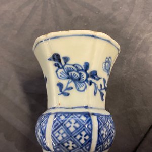 Deux gobelets et un vase de forme bouteille en porcelaine de Chine en bleu et blanc, Kangxi/Qianlong — photo 24