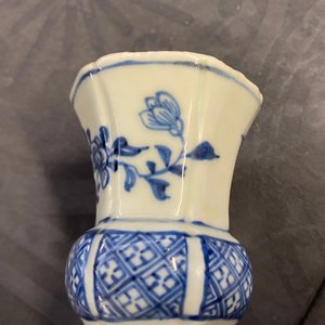 Deux gobelets et un vase de forme bouteille en porcelaine de Chine en bleu et blanc, Kangxi/Qianlong — photo 25