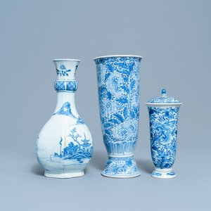 Deux gobelets et un vase de forme bouteille en porcelaine de Chine en bleu et blanc, Kangxi/Qianlong — photo 3
