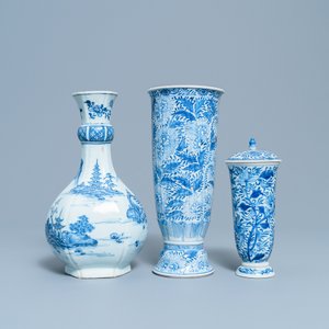 Deux gobelets et un vase de forme bouteille en porcelaine de Chine en bleu et blanc, Kangxi/Qianlong — photo 4