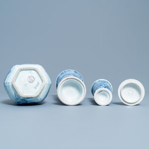 Deux gobelets et un vase de forme bouteille en porcelaine de Chine en bleu et blanc, Kangxi/Qianlong — photo 7