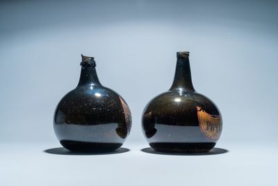 Deux grandes bouteilles en verre vert foncé aux inscriptions peintes, 17/18ème