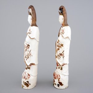 Deux grandes figures de Guanyin en porcelaine blanc de Chine de Dehua, 18ème — photo 3