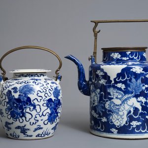 Deux grandes théières en porcelaine de Chine bleu et blanc de style Bencharong pour le marché thai, 19ème — photo 2