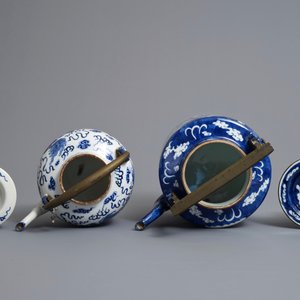 Deux grandes théières en porcelaine de Chine bleu et blanc de style Bencharong pour le marché thai, 19ème — photo 6