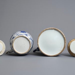 Deux grandes théières en porcelaine de Chine bleu et blanc de style Bencharong pour le marché thai, 19ème — photo 7