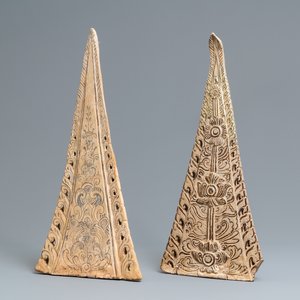Deux grandes tuiles faitières en terre cuite et polychromie, Sawankhalok, Thaïlande, 14/16ème — photo 1